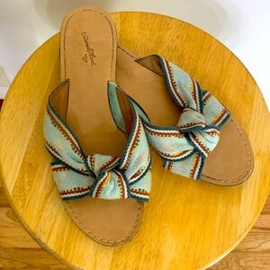 Universal thread sandals